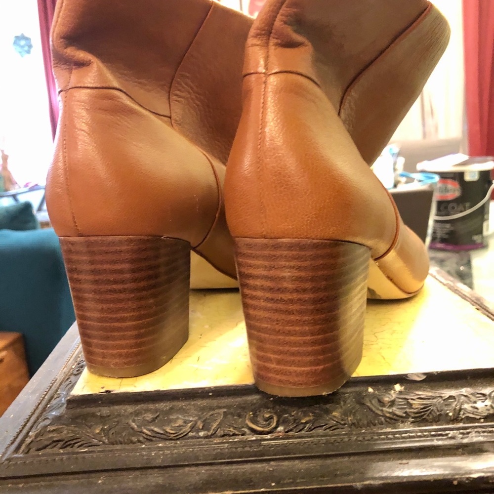 Banana Republic Lanica Ankle Boot in Wheat - Picture 4 of 8